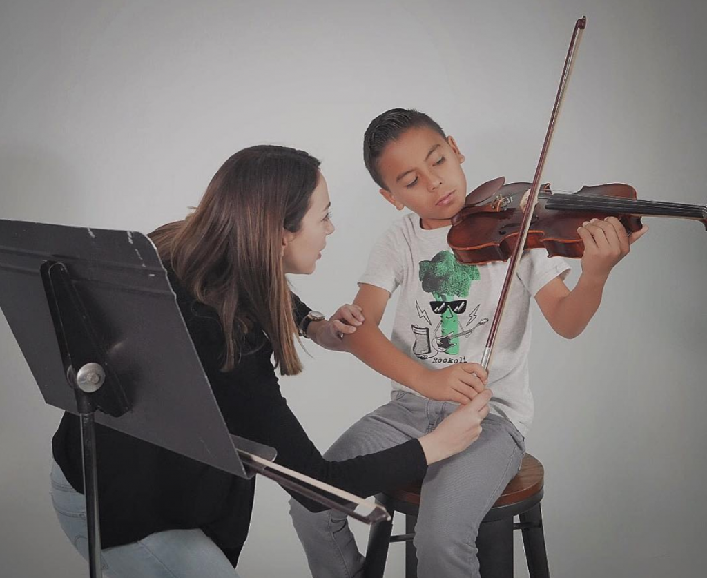 rinforzando musica maestra enseñando a tocar violin